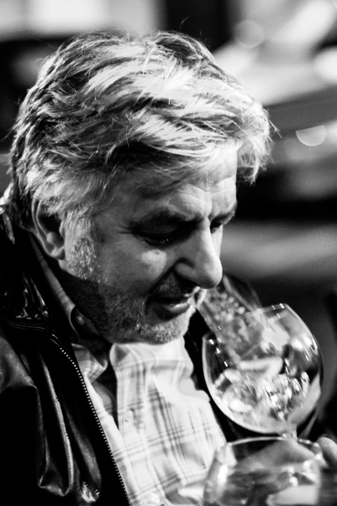 Franco Gasparri, Brand Ambassador di Diageo intento a sorseggiare un Gin&Tonic