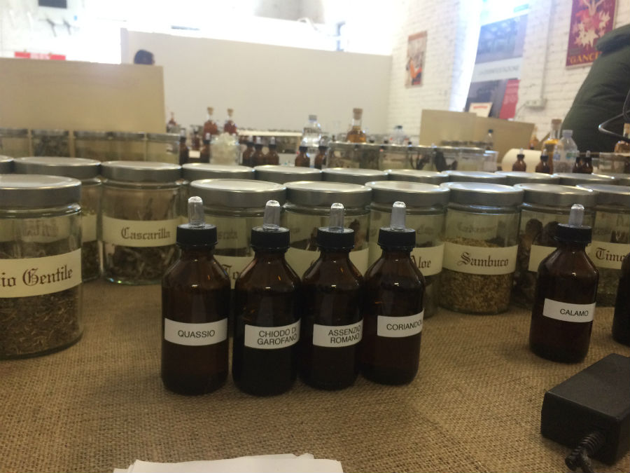 Le principali erbe utilizzate nella creazione di un Vermouth saranno presenti su ogni tavolo del laboratorio