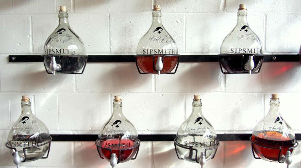 Alcuni dei gin testati ogni anno dalla distilleria Sipsmith