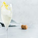 French 75, storia e ricetta del raffinato cocktail con gin e champagne