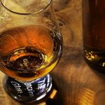 Come il il whisky è diventato il distillato più letterario di tutti