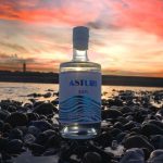 Gin Asturi: il gusto del Mediterraneo al tramonto, tra mare e collina